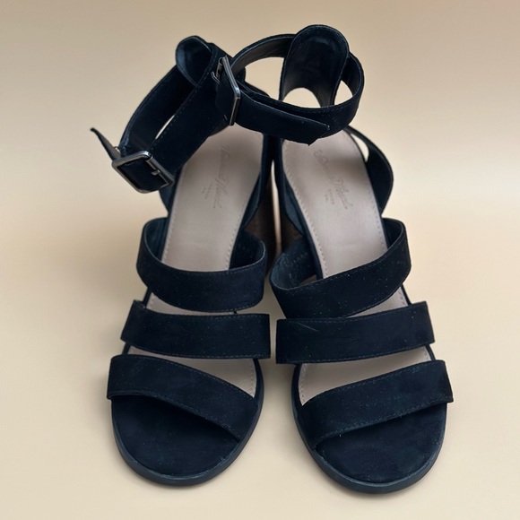 Universal Thread Etta Buckle Ankle Block Heel Sandal Black Size: 5.5 - Picture 4 of 5